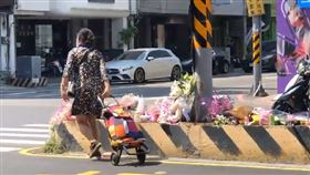 民眾前往案發地點表示哀悼，並送上鮮花及玩具。（圖／翻攝畫面）