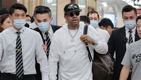 NBA球星「戰神」艾佛森抵台（1）美國職籃NBA傳奇球星「戰神」艾佛森（Allen Iverson）10日搭機抵台，現身台北松山機場，11日晚間將舉辦粉絲見面會。中央社記者王飛華攝  112年5月10日