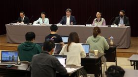 好市多莓果驗出A肝病毒　衛福部說明處理情形好市多莓果驗出A肝病毒，衛福部10日召開記者會說明處理情形與後續作為，食藥署副署長林金富（左起）、食藥署長吳秀梅、衛福部次長王必勝、疾管署副署長羅一鈞與行政院消保處簡任消保官王德明出席。中央社記者鄭傑文攝  112年5月10日