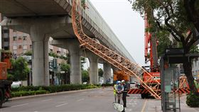建案吊臂意外掉落  砸台中捷運軌道台中市南屯區文心南五路、文心路口一處建案，10日施工拆除頂樓塔吊時，吊臂意外掉落砸中中捷綠線軌道，更刺穿車廂造成死傷；中捷目前仍部分停駛，需待軌道、電力系統檢查安全無虞後，才會復駛。中央社記者蘇木春攝  112年5月10日