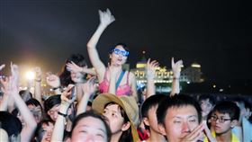 貢寮音樂祭最終日湧人潮2018新北市貢寮國際海洋音樂祭最終日，29日晚間進行壓軸主題「世界狂想曲」，邀請國內外知名樂團輪番飆唱，現場湧進大批人潮戲水聽歌，主辦單位估計音樂祭3天共吸引達55萬人次參與。（市府提供）中央社記者王鴻國傳真　107年7月29日