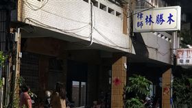 林淑雅嘉義老家 父親執業場所台中捷運事故死者林淑雅8旬父母10日獲悉噩耗，幾乎癱軟在地，匆忙趕往台中市處理，嘉義市住家兼律師事務所大門深鎖。中央社記者黃國芳攝  112年5月10日