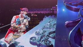 周杰倫唱一半「觀眾席驚現2大天后」！他喊：好久不見　點1首歌全場嗨翻（圖／翻攝自微博）