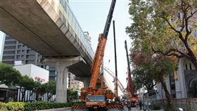 台中捷運事故1死9傷（1）台中捷運發生重大意外，在南屯區文心南五路、文心路口一處建案10日中午12時29分驚傳吊臂掉落，直接砸破中捷綠線軌道隔音牆，更刺穿行進中列車車廂，造成1死9傷慘劇；案發現場周邊事後已被拉起封鎖線。中央社記者蘇木春攝  112年5月10日