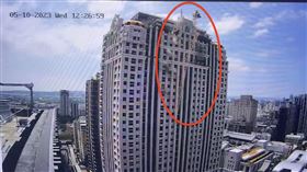 興富發,吊臂,建案,捷運,墜落瞬間（圖／翻攝畫面）