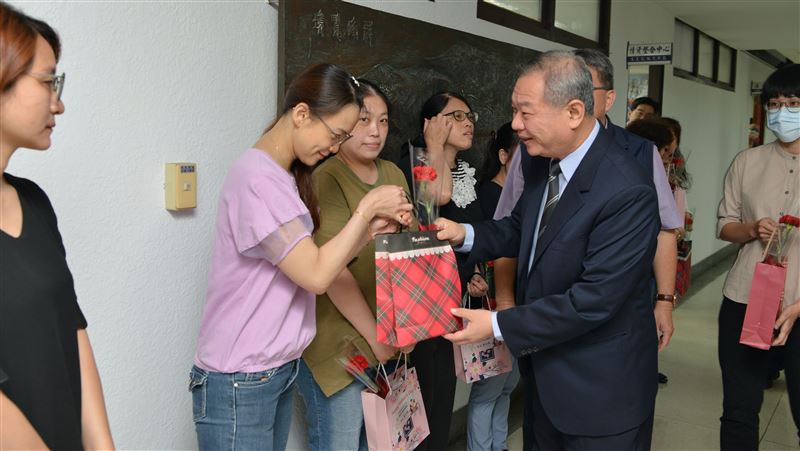新北警獻祝福　感謝母親同仁辛勞