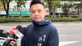 台北市議員洪健益赴四海幫主張建英靈堂上香，神情肅穆。（圖／記者李依璇攝影）