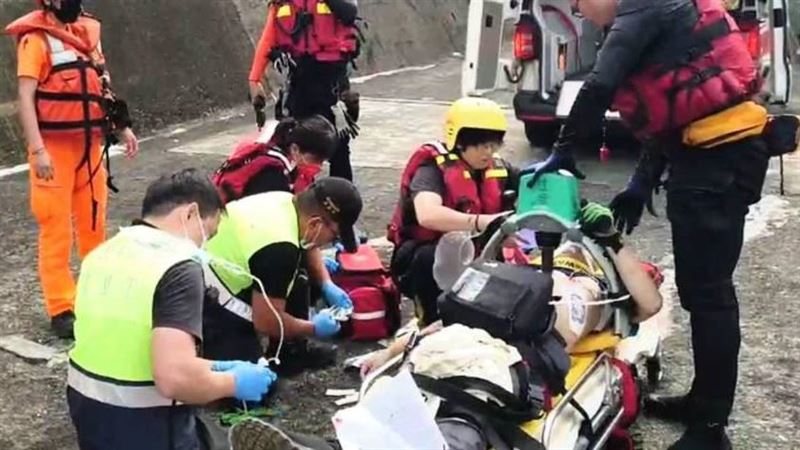 釣客水湳洞漁港找釣點落海！漂到外海命危