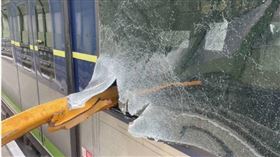 吊臂掉落砸中中捷列車，造成1死10傷慘劇。（圖／翻攝自記者爆料網）