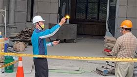 台中捷運，興富發，文心愛悅，金色大鵬鳥，命理師看風水，施法燒符咒，鎮煞(圖／翻攝畫面)