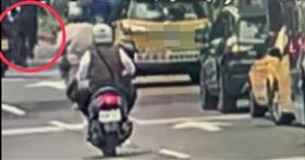 北市一名小黃司機不滿被拍照檢舉，當街攻擊騎士。（圖／翻攝畫面）