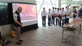 吊臂砸捷運釀1死10傷  中捷公司說明（2）台中捷運10日發生建案工地吊臂砸落軌道意外，造成1死10傷。台中捷運公司11日舉行記者會說明事發經過，會前先由台中捷運公司代理董事長林良泰（左）率眾默哀。中央社記者蘇木春攝  112年5月11日