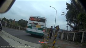 重機騎士指控在自強隧道內遭公車逼車，不過業者也反控他先比中指。（圖／取自WoWtchout - 地圖型行車影像分享平台）