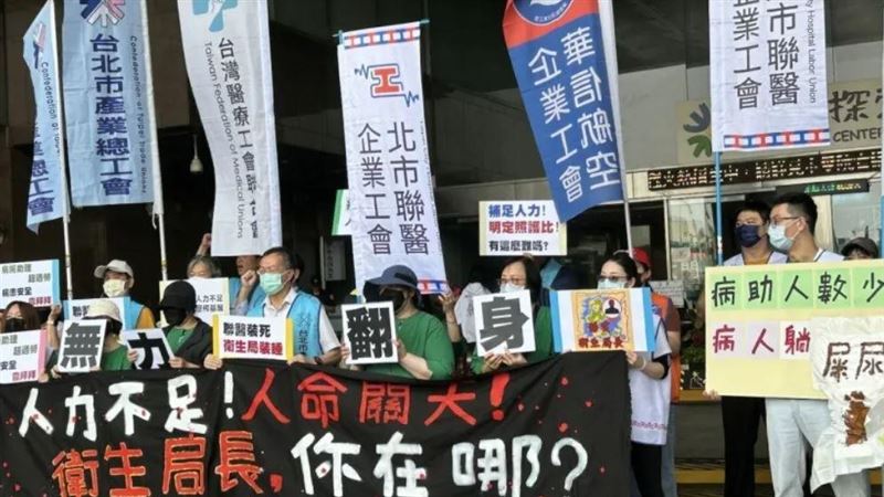 聯醫血汗照服員陷僵局　衝市府大門求補人