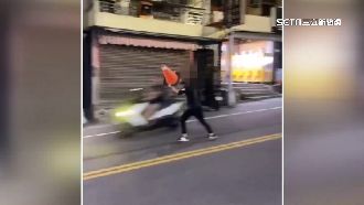馬路上嬉戲！屁孩拿「三角錐」狠砸騎士