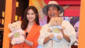 吳宗憲（右）歡迎吳姍儒產後回歸。（圖／記者邱榮吉攝）