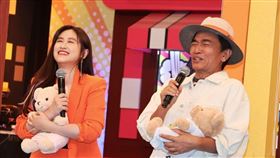 吳宗憲（右）收到吳姍儒送名牌。（圖／記者邱榮吉攝）