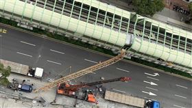 台中，興富發，文心愛悅，塔吊，吊臂，掉落，貫穿台中捷運車廂(圖／翻攝畫面)