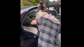 ▲公公抱新娘（圖／翻攝自微博）