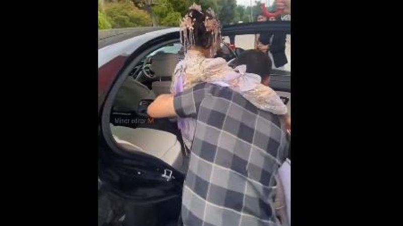 新娘下婚車！公公抱進婚房　網：什麼陋習