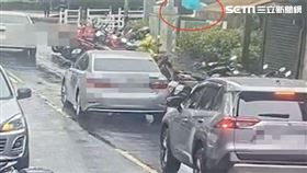 中山分局警員前往報案現場，途中險些撞上立委王婉諭助理。（圖／翻攝畫面）