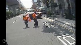 ▲台中捷運工安意外又有新現場畫面曝光。就在吊臂掉落砸中捷運軌道時，一輛統聯客運行車紀錄器拍下瞬間。只見轟然巨響吊臂從天而降，嚇壞路上的義交，瞬間吊臂也因強烈撞擊力道劇烈搖晃。（圖／翻攝畫面）