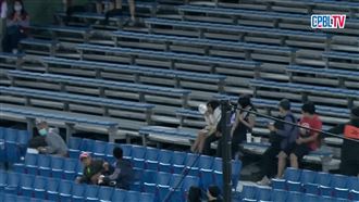 球場扒飯遭界外球襲中！小妹當場噴飯愣了