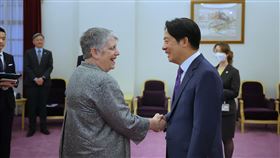 賴副總統接見美前國土安全部長納波里塔諾（1）副總統賴清德（右）11日在總統府接見美國前國土安全部部長暨加州大學柏克萊分校政治安全中心主任納波里塔諾（Janet Napolitano）（左），雙方握手致意。中央社記者王飛華攝  112年5月11日