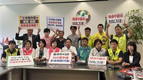 中捷事故1死10傷  議會民進黨團質疑建管鬆散針對台中捷運遭興富發建案吊臂掉落砸破隔音牆造成1死10傷，台中市議會民進黨團11日舉辦記者會，會中質疑工地像炸彈、建管鬆散，要求強化捷運空中及軌道偵測異物。中央社記者郝雪卿攝  112年5月11日