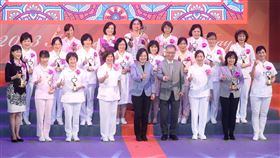 蔡總統出席國際護師節慶祝大會（3）國際護師節前夕，中華民國護理師護士公會全國聯合會11日在台北國際會議中心舉辦「112年國際護師節聯合慶祝大會」，總統蔡英文（前排中）、衛福部長薛瑞元（前排右4）等出席與會，並代表頒發獎座給傑出護理人員，感謝他們守護國人健康。中央社記者裴禛攝 112年5月11日