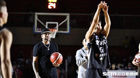 艾佛森（Allen Iverson）指導北市大球員。（圖／記者劉彥池攝影）