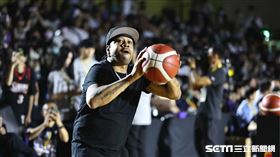 艾佛森（Allen Iverson）玩投籃賽小試身手。（圖／記者劉彥池攝影）