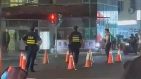 嫌犯發現警方後，開車狠踩油門加速撞擊偵防車。（圖／屏東小鎮資訊提供）