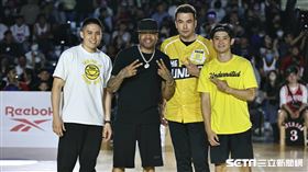 「戰神」艾佛森（Allen Iverson）和出席公益投籃的參賽者合影。（圖／記者劉彥池攝影）