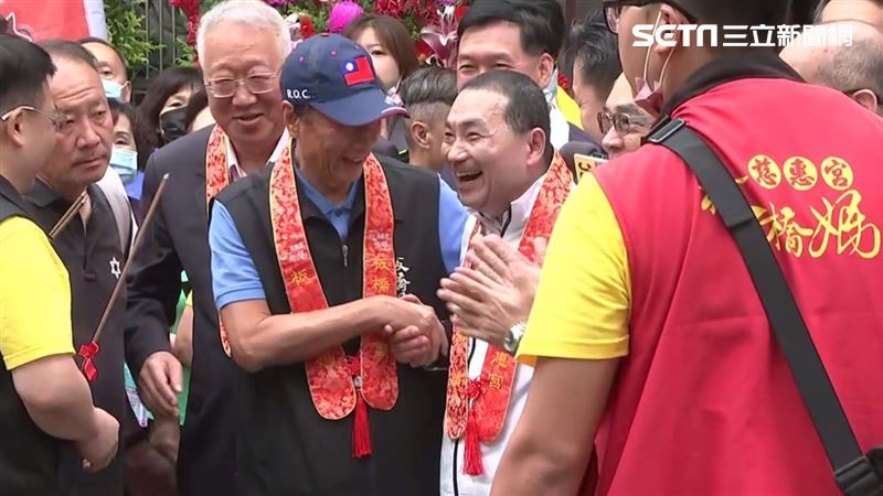 王見王！郭台銘、侯友宜合體「十指緊扣」