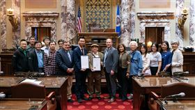 明尼蘇達州議會通過友台決議  僑胞與議員合影美國明尼蘇達州參議會11日通過友台決議，提案的「友台連線」共同主席拉瑞克（前右7）、霍夫曼（前左4）和當地僑胞及駐芝加哥辦事處人員在議場合影。（駐芝加哥辦事處提供）中央社記者尹俊傑紐約傳真  112年5月12日
