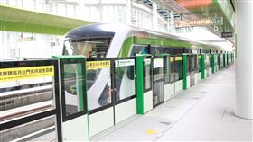 中捷事故後搶修  11日恢復通車台中捷運列車10日撞上掉落軌道上的塔吊吊臂造成死傷，軌道等系統經漏夜搶修後，11日上午已正常發車。中央社記者蘇木春攝  112年5月11日