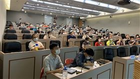 2022年都更實務工作坊學員仔細聆聽講師講解(圖/新北市政府)