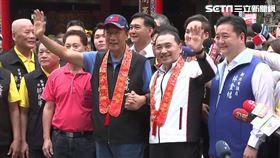 郭台銘、侯友宜板橋慈惠宮合體。