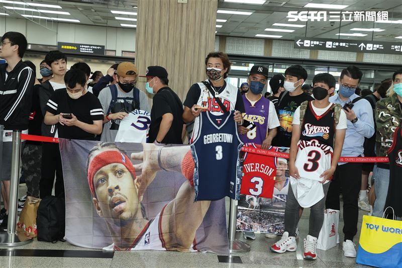 「NBA戰神」艾佛森抵台機場快閃，球迷傻眼。（記者邱榮吉/攝影）