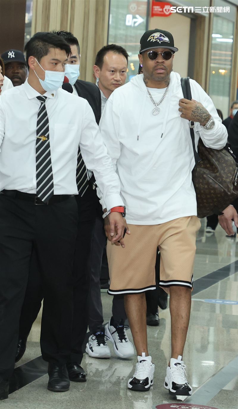 「NBA戰神」艾佛森抵台機場快閃，球迷傻眼。（記者邱榮吉/攝影）