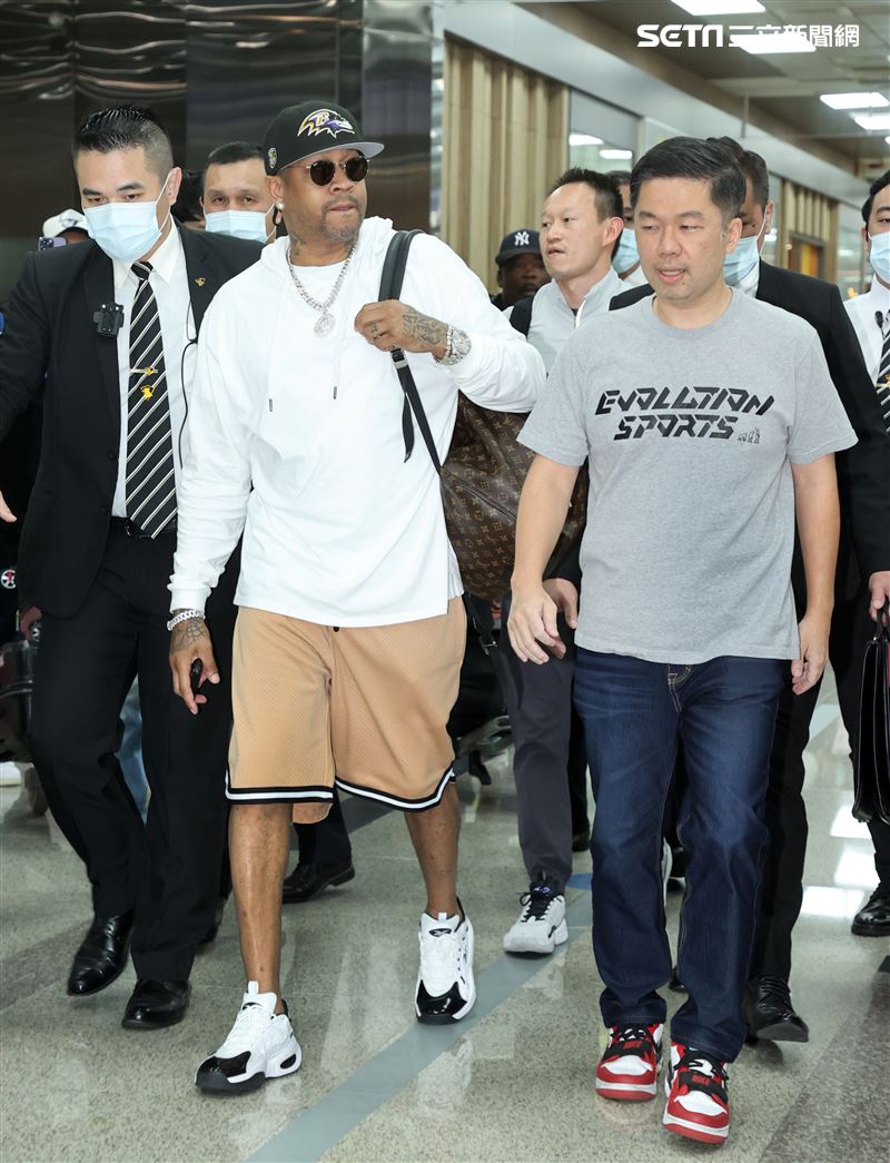 「NBA戰神」艾佛森抵台機場快閃，球迷傻眼。（記者邱榮吉/攝影）