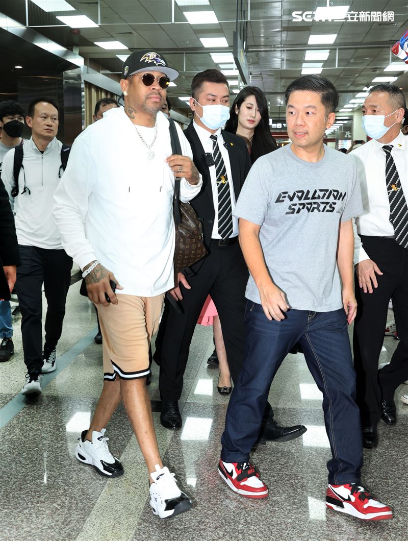 「NBA戰神」艾佛森抵台機場快閃，球迷傻眼。（記者邱榮吉/攝影）