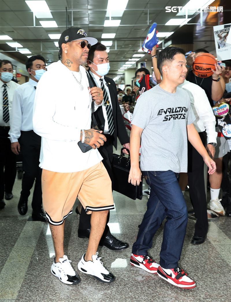 「NBA戰神」艾佛森抵台機場快閃，球迷傻眼。（記者邱榮吉/攝影）