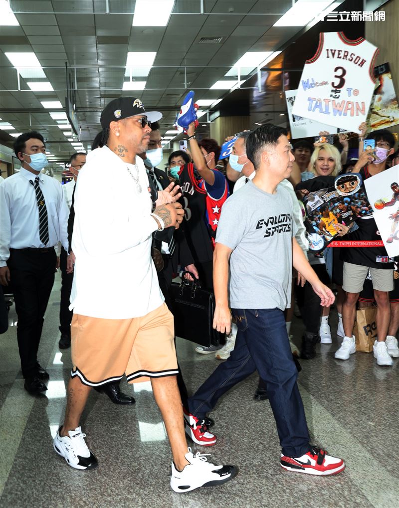 「NBA戰神」艾佛森抵台機場快閃，球迷傻眼。（記者邱榮吉/攝影）