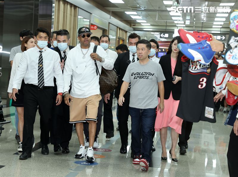 「NBA戰神」艾佛森抵台機場快閃，球迷傻眼。（記者邱榮吉/攝影）
