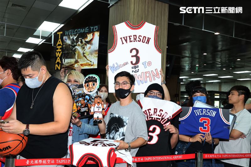 「NBA戰神」艾佛森抵台機場快閃，球迷傻眼。（記者邱榮吉/攝影）