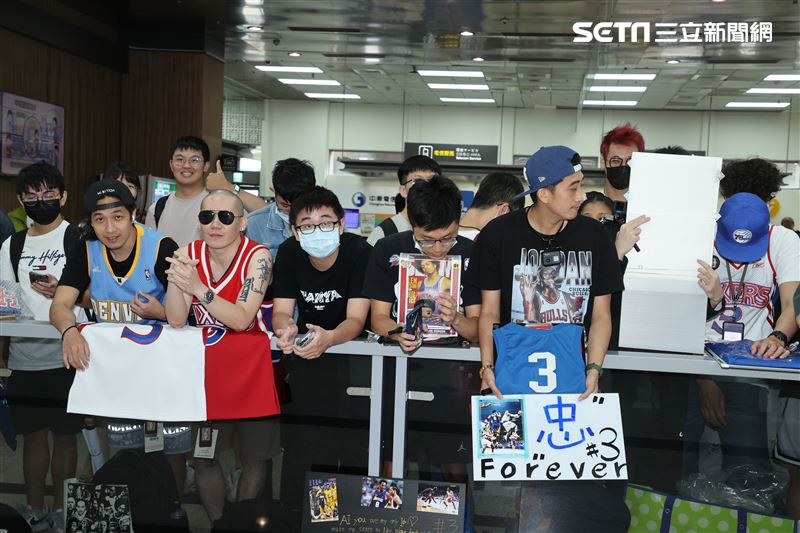 「NBA戰神」艾佛森抵台機場快閃，球迷傻眼。（記者邱榮吉/攝影）