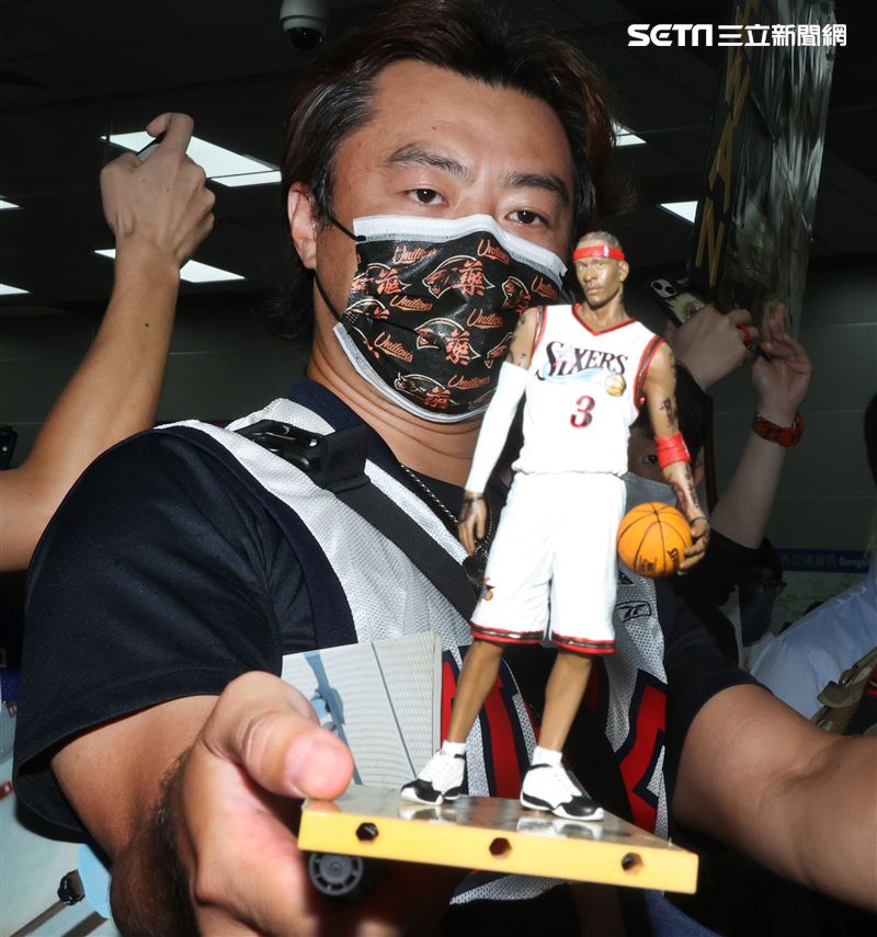 「NBA戰神」艾佛森抵台機場快閃，球迷傻眼。（記者邱榮吉/攝影）