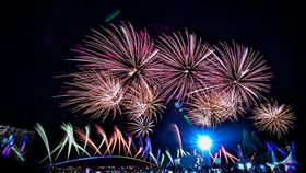 澎湖花火節 花火風中綻放璀璨亮眼（2）2023澎湖國際海上花火節「澎坊三號港之夜」，煙火秀精彩美麗，讓現場民眾驚呼連連。（澎湖縣政府提供）中央社 112年5月1日